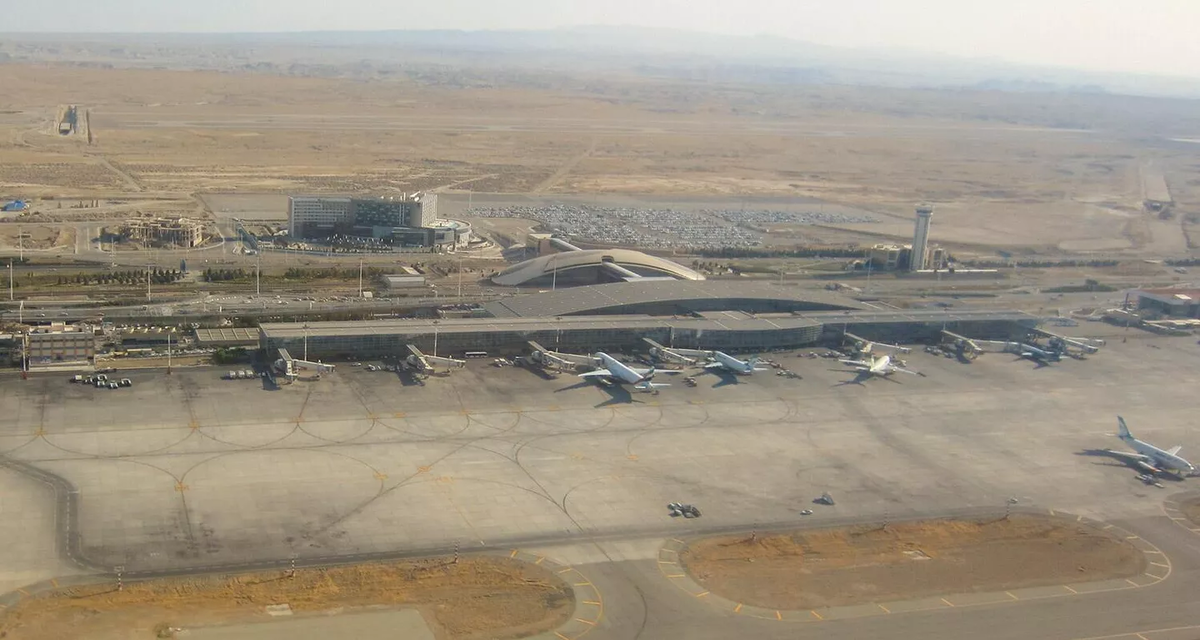 CC BY-SA 4.0 / Kat1100 / IKA Airport main Terminal, summer 2018 (cropped, resized, color-corrected)