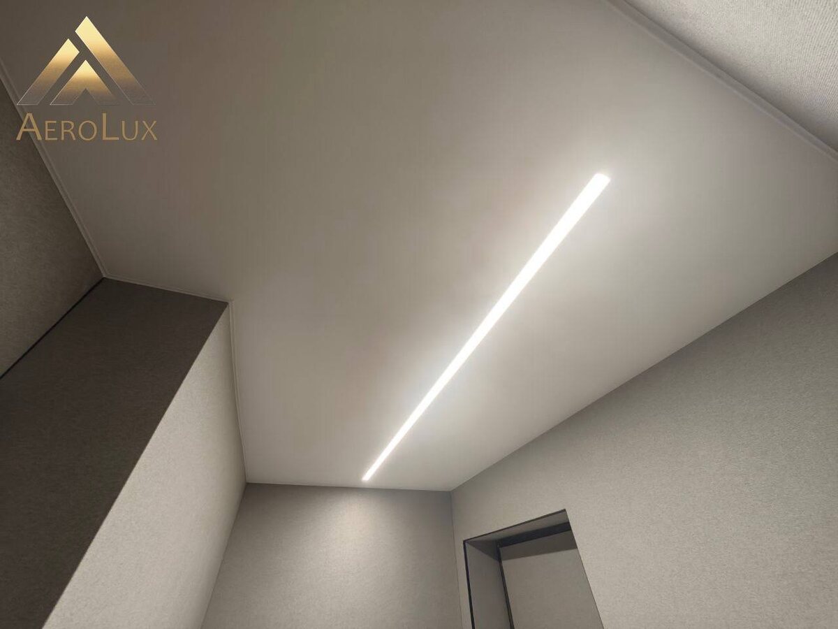 Потолок оформлен с помощью стандартного профиля с белой вставкой, световая линия в качестве основного освещения.