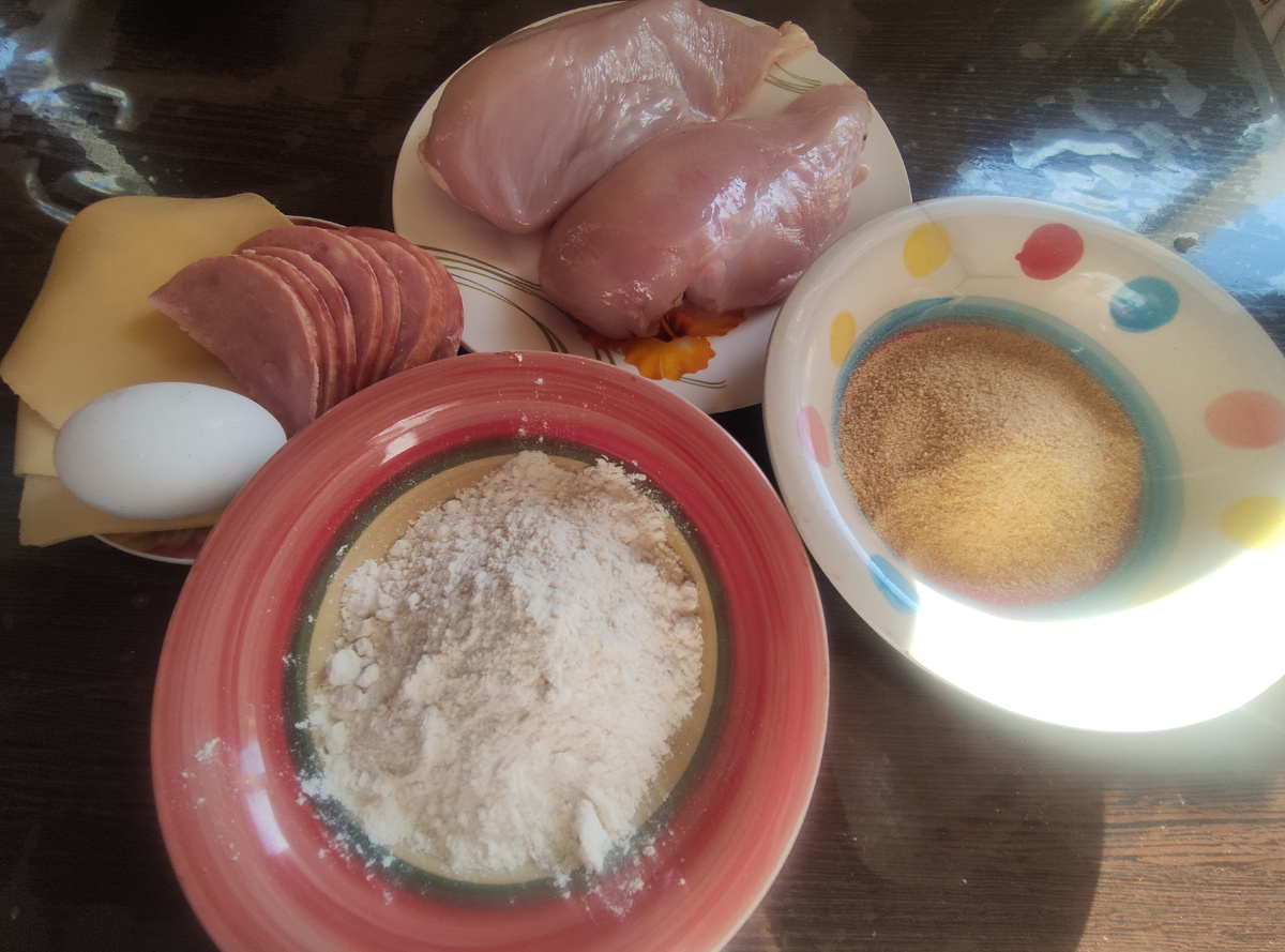 Кордон блю с ветчиной и сыром. Шаг 1. Фото: канал Три рецепта.