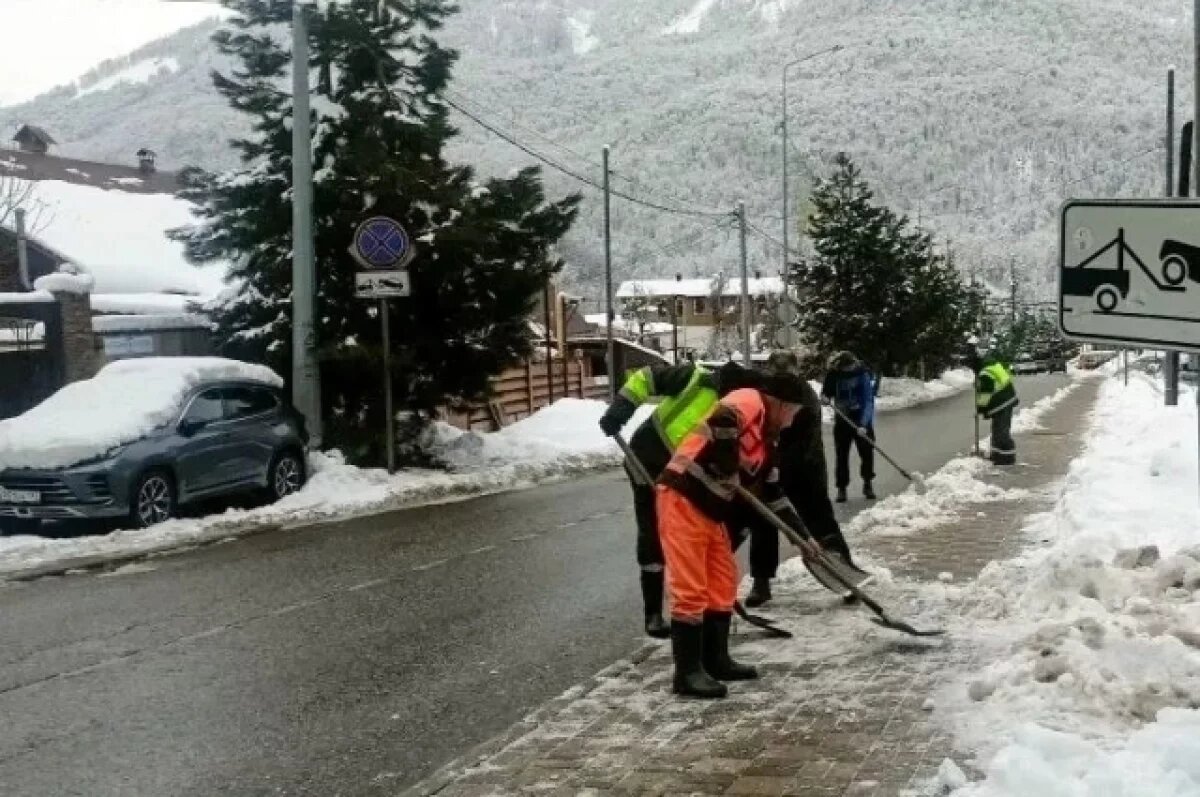    В Сочи 460 человек и 225 машин расчищают улицы после сильного снегопада