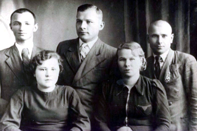 Прасковья Савельева с сотрудниками Госбанка. 1940 год. Луцк. Фото: Из архива АиФ