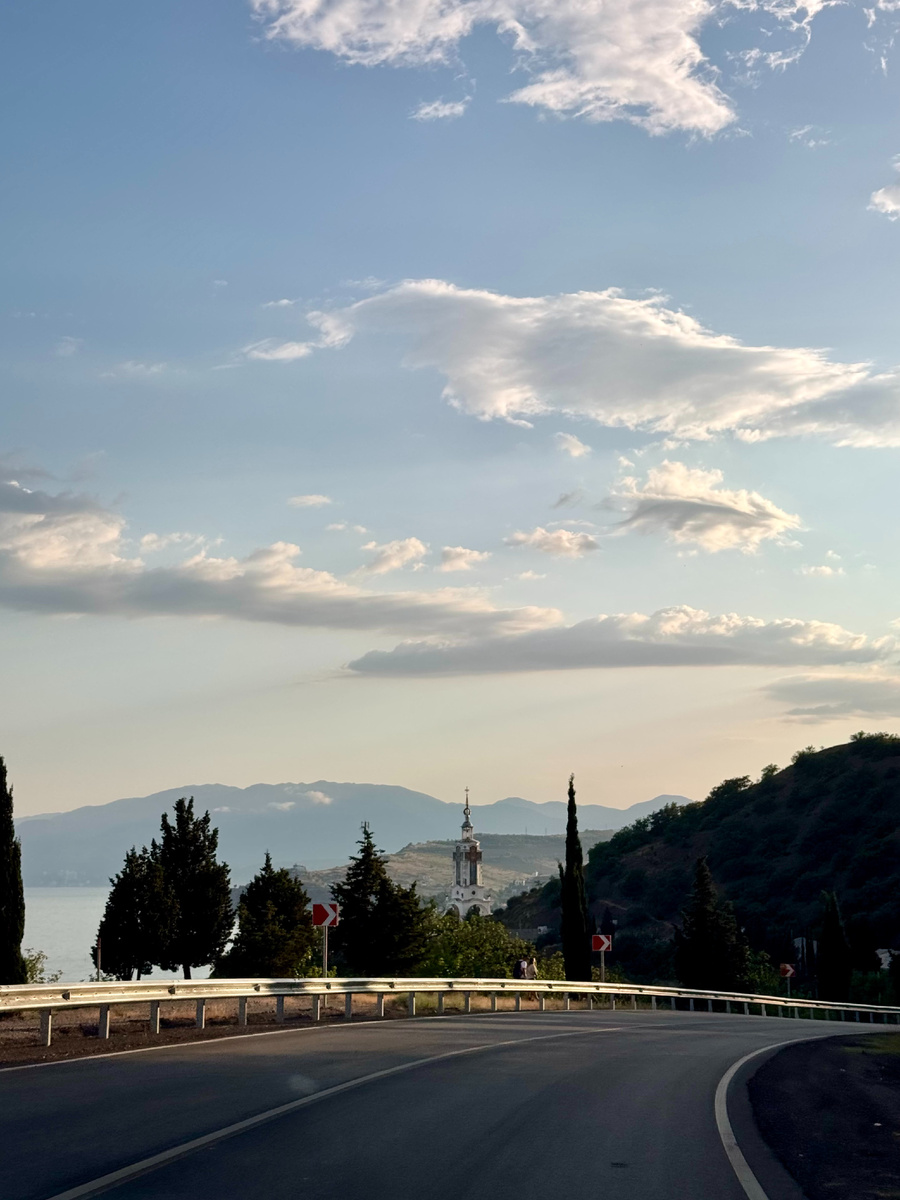 Вид на храм-маяк по дороге из Судака. 