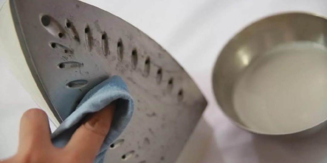 Нагар на утюге появился внезапно – помогло то, что было под рукой: простой способ убрать нагар и накипь