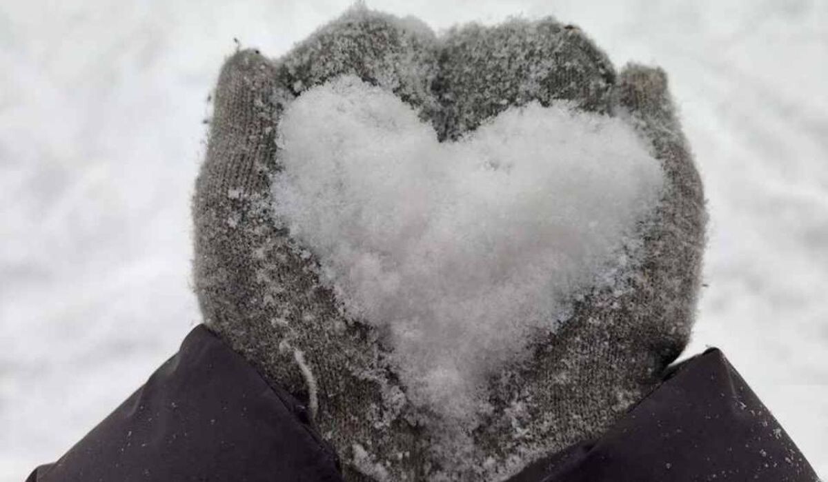     Сердечко из снега. Источник: spb.kp.ru Автор фото: Алексей Булатов