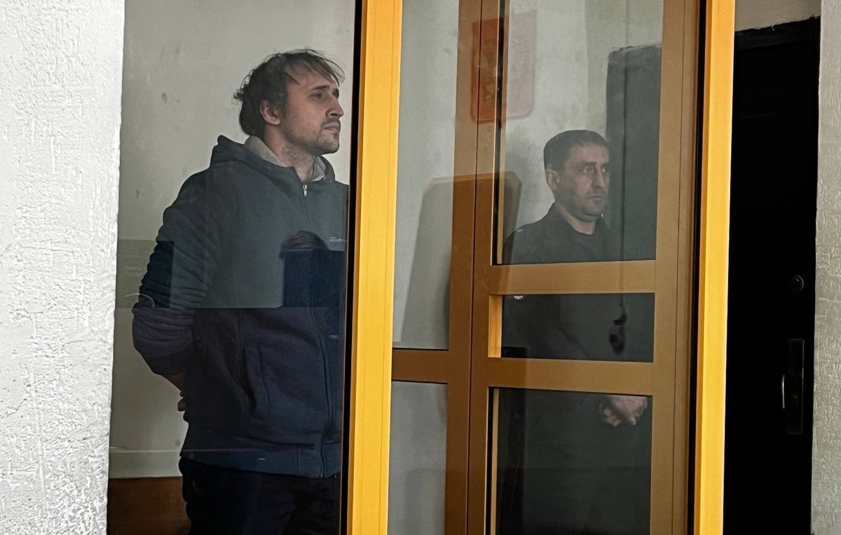    Исполняющий обязанности заведующего отделением реанимации и интенсивной терапии новорожденных роддома в Новокузнецке Алексей Эмих (слева)  Максим Рожко/ТАСС