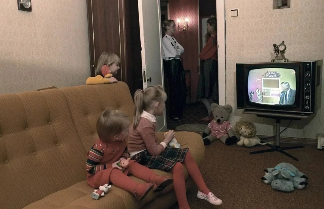 Дети смотрят телепередачу «Спокойной ночи, малыши!», 1987 год