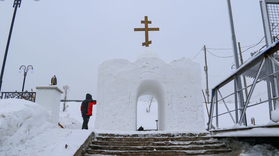    Подготовка купели на Крещение Господне в Барнауле. Источник: Виталий Барабаш