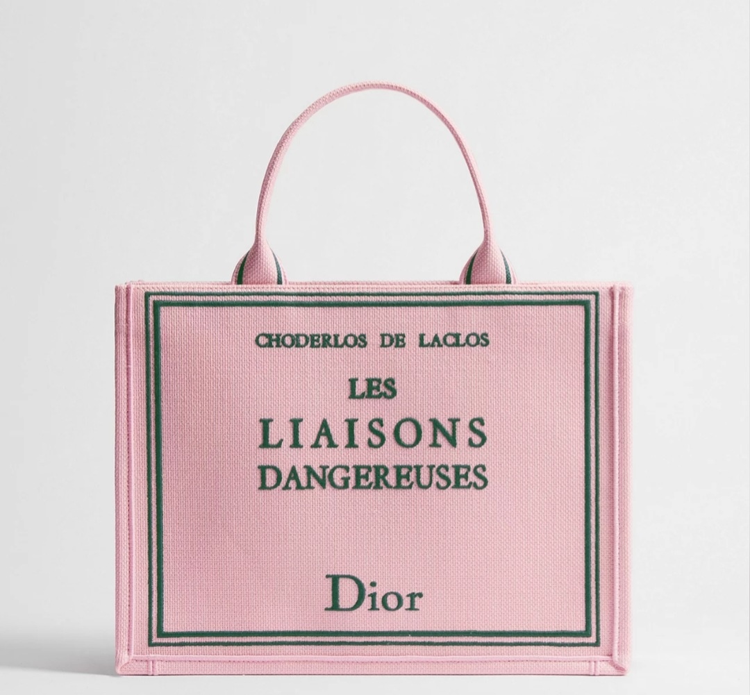 Dior Book Cover Tote вдохновленная книгой "Опасные связи" Шадерло де Лакло. Материал: Dior.
