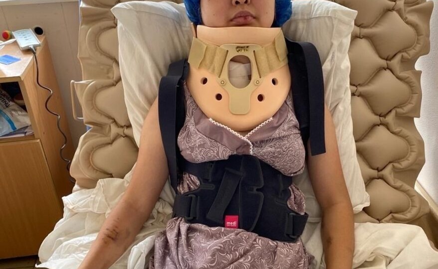 На следующий день после свадьбы Юля сломала позвоночник. Они с мужем попали в ДТП, виновник аварии скрылся с места происшествия