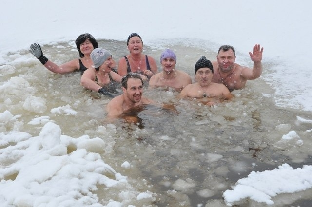 Американец увидел, как мы ныряем в прорубь после бани, и вызвал скорую — себе. Почему наши зимние забавы для иностранцев — чистый хоррор