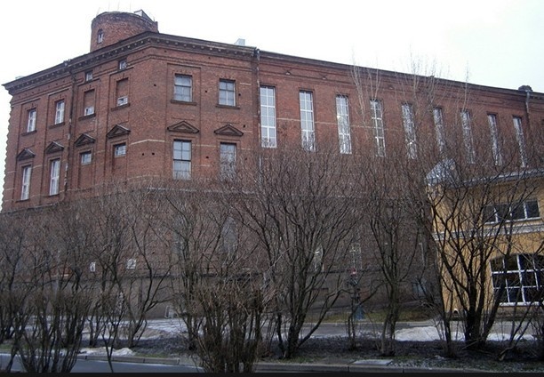 Здание игры в мяч.  Во времена моего студенчества кафедра физкультуры там была.