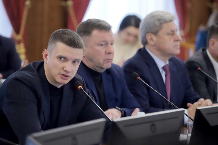    Депутаты подняли проблему ветхого и аварийного жилья. На фото слева направо: Александр Савельев, Дмитрий Козловский и Александр Терепа. Фото: Михаил Периков