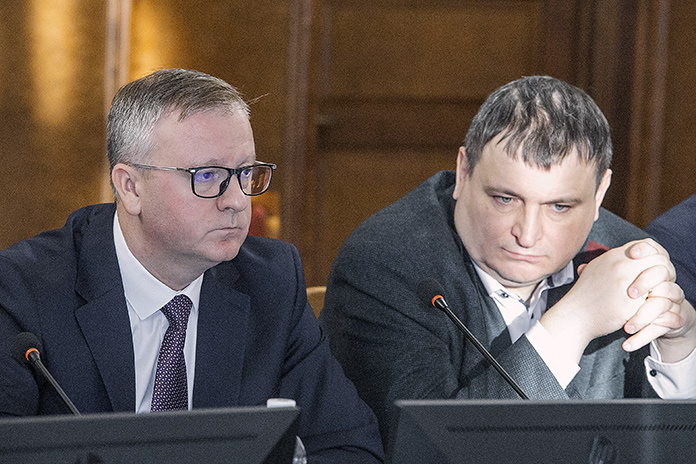    Дмитрий Богомолов и Роман Теленчинов обсудили с депутатами ситуацию в строительном секторе. Фото: Михаил Периков