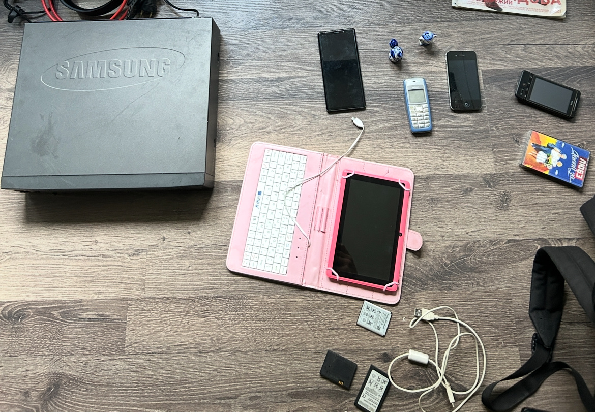  Кассетный видик,планшет,телефоны,статуэтки,журналы,аккамуляторы,кассеты 