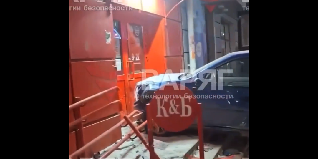 Перепутал двери с гаражом и протаранил входную группу алкомаркета