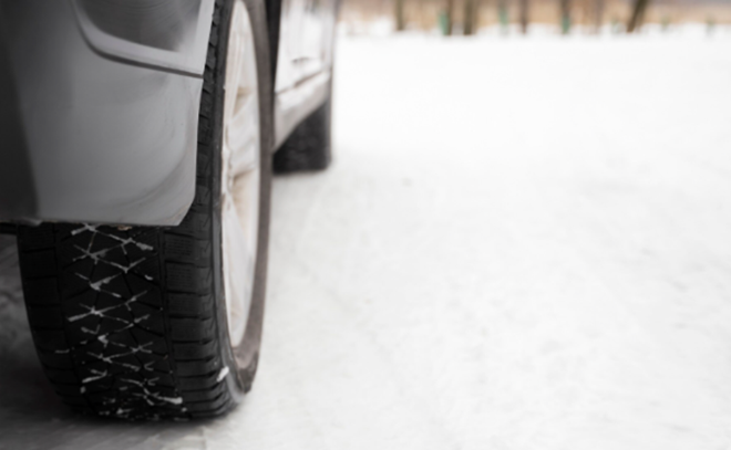    © https://ru.freepik.com/free-photo/close-up-car-tire-winter-roadtrip_23668883.htm#