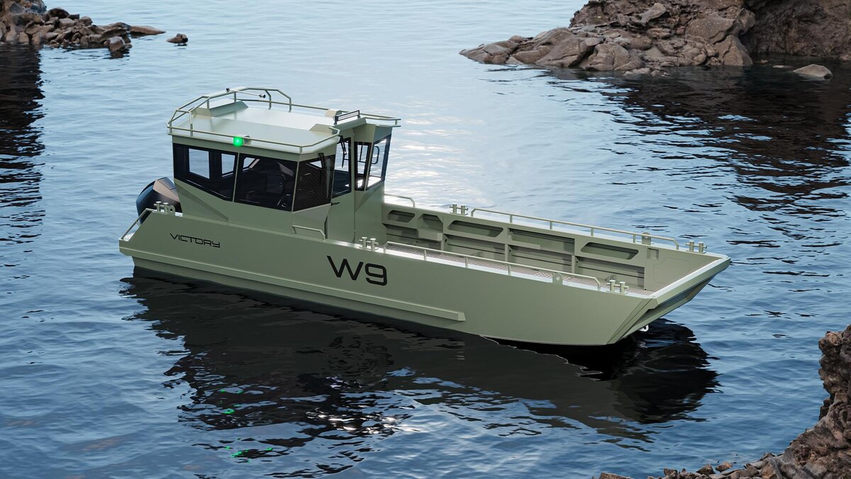 Victory W9 с аппарелью рассекает волну, а не бьет по ней