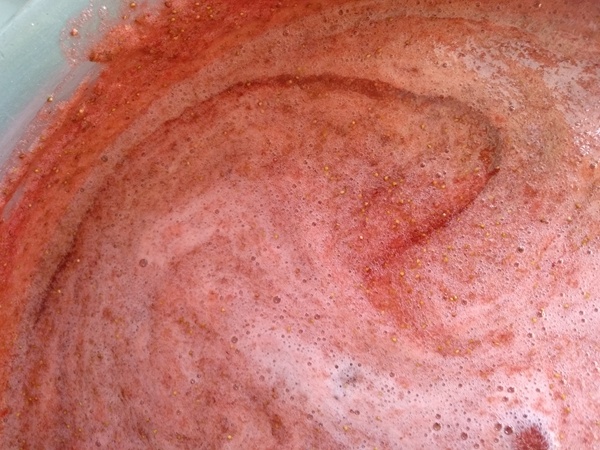 Это уже измельченные ягоды с сахарным песком в тазу