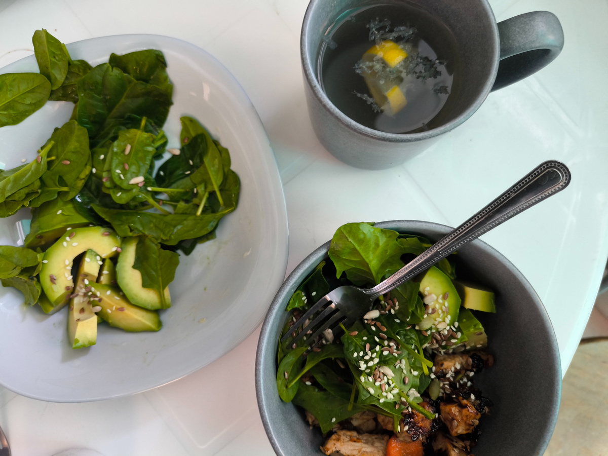 Это обед после колбаски... Шпинат, семена, индейка в соусе из граната, авокадо, вода лимоном