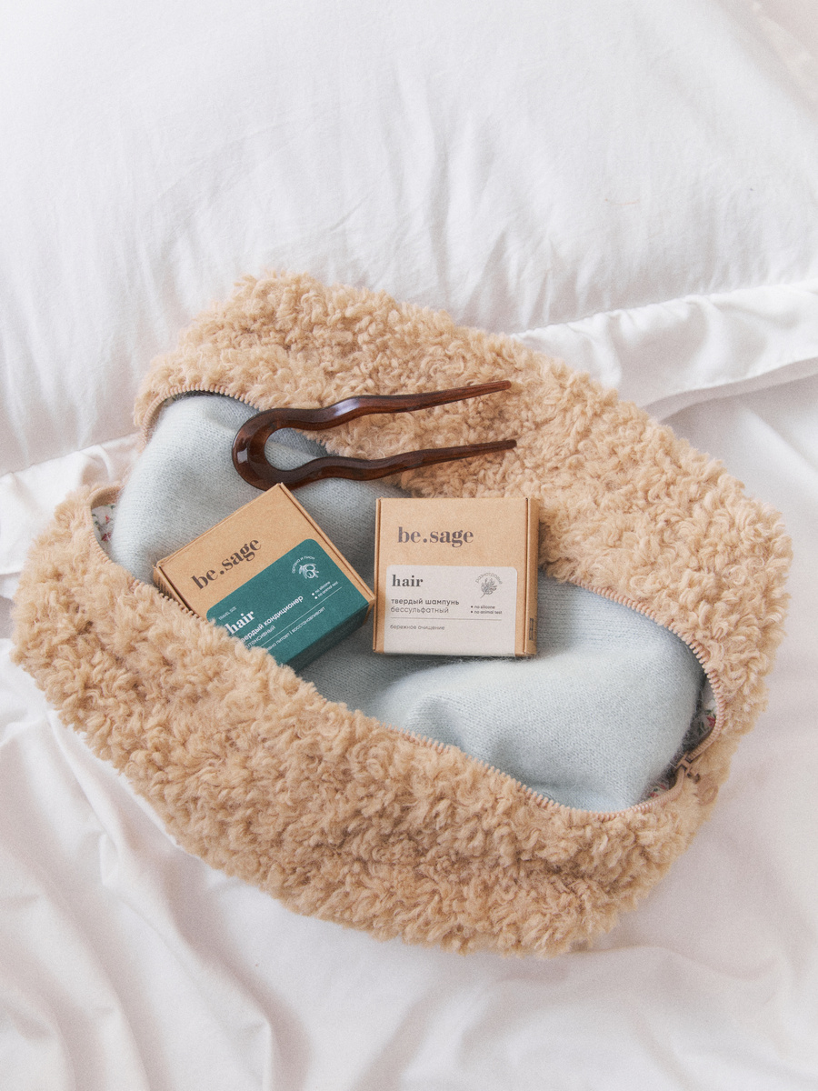 На фото: твердый шампнь и кондиционер be.sage