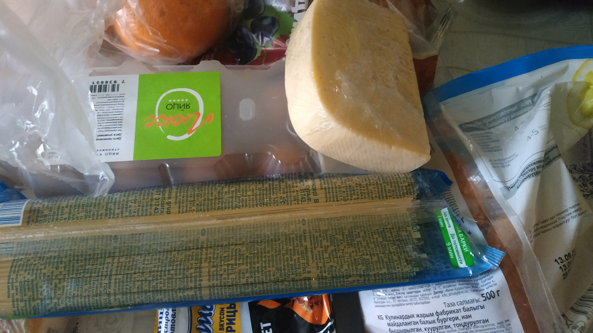 Сегодня набор был такой - яйца, сыр, пару апельсинок, майонез, колбаса вареная, картошка, один бич-пакет и рыбные котлеты (их взяла только из-за акционной цены).