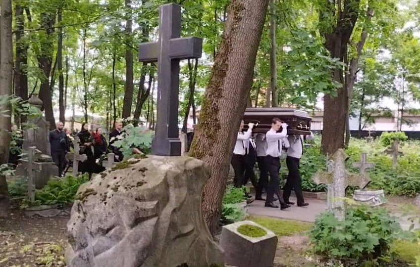 103-летняя женщина ВОСКРЕСЛА придя в сознание во время своих похорон.