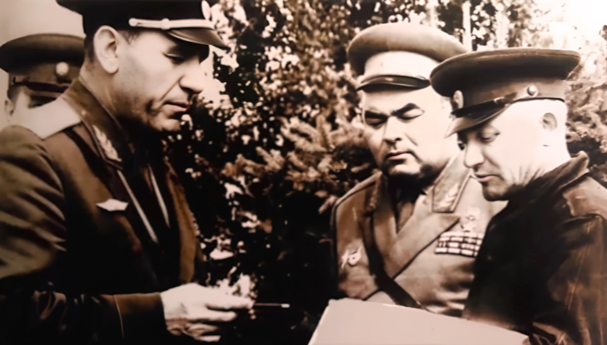 Салтан Магометов (слева) с коллегами