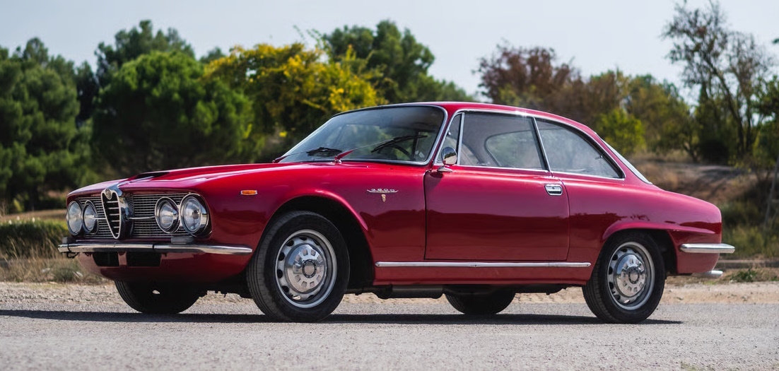 Купе 2+2 Дизайн Дж. Джуджаро. Двигатель рядный 6-цил 2,6 литра 145 л.с. Максимальная скорость 200 км/ч.