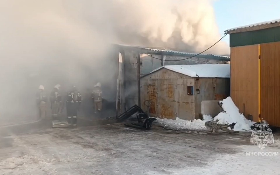    На месте возгорания работают пожарные и сотрудники Госавтоинспекции. ГУ МЧС России по Самарской области