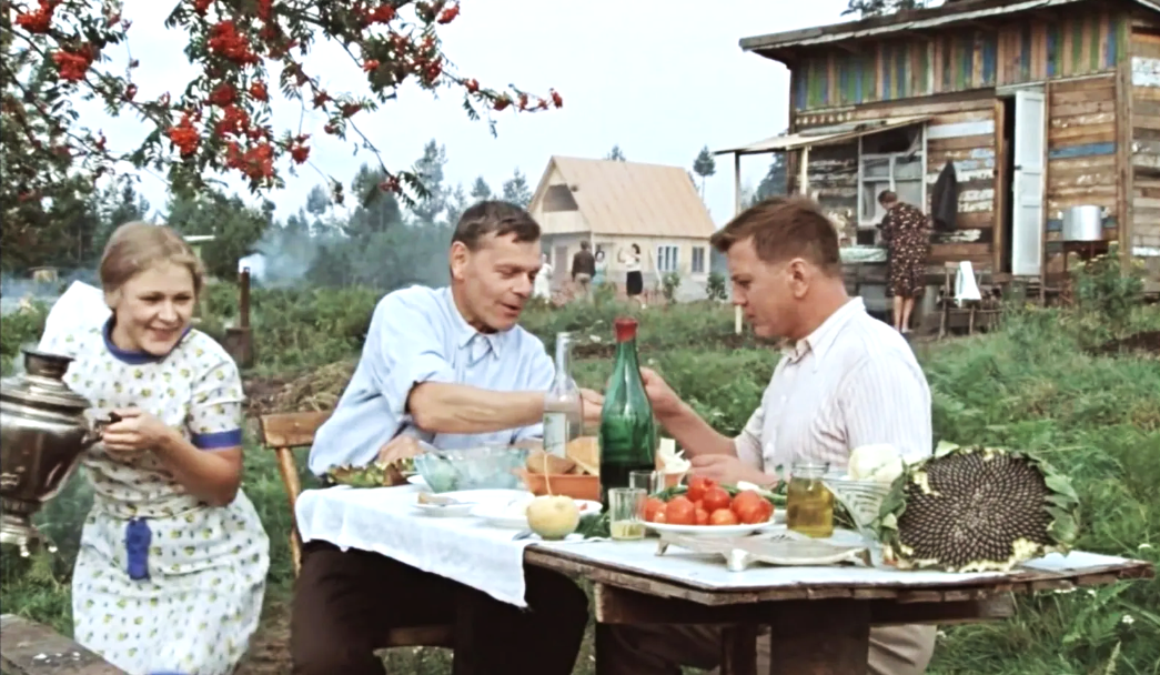 Тося на даче у родителей своего жениха. Кадр из фильма "Москва слезам не верит"