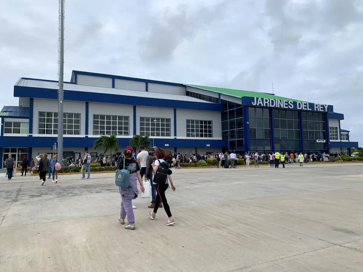     Туристы в аэропорту Кайо-Коко. © "Интерфакс". Юлия Батырь