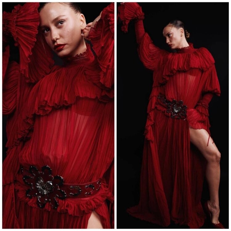 Серенай Сарыкая собрала восхищенные взгляды на премии благодаря стильному платью. Источник: Instagram Серенай Сарыкая (запрещенная в России соцсеть; принадлежит компании Meta, признанной экстремистской организацией и запрещенной в РФ)📷
