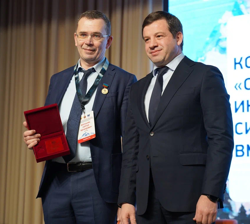 Вручение награды Сергею Восканяну, удостоенному звания «Заслуженный врач Карачаево-Черкесской Республики»