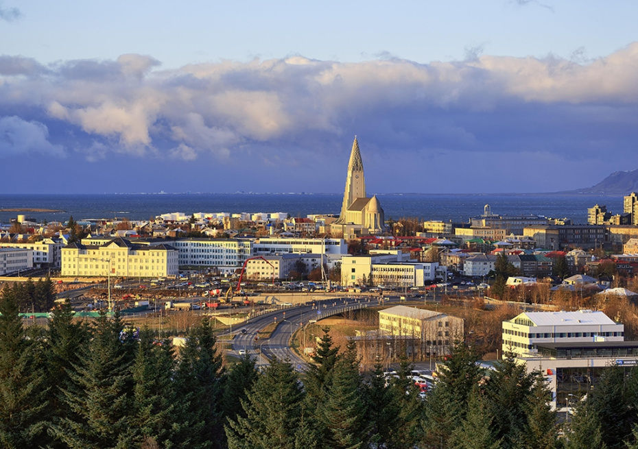    Angela to Roxel/imagebroker.com/Global Look Press