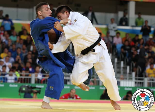 В финале японский дзюдоист взял верх над грузином Варламом Липартелиани.