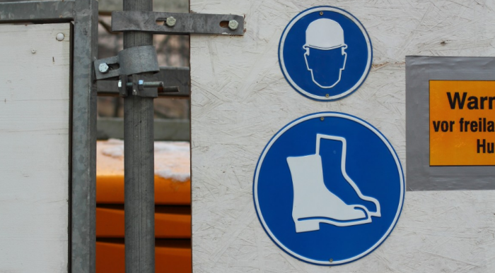 Даже плакат иностранных строителей рекомендует вовремя переобуваться / Фото: pxhere.com