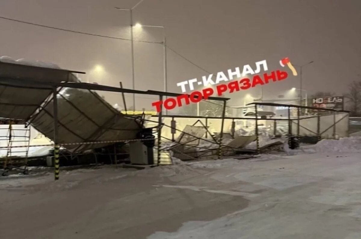    В Рязани под тяжестью снега обрушилась кровля автомойки