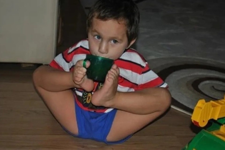    Приемная мама научила Виктора все делать ногами. из архива героя публикации