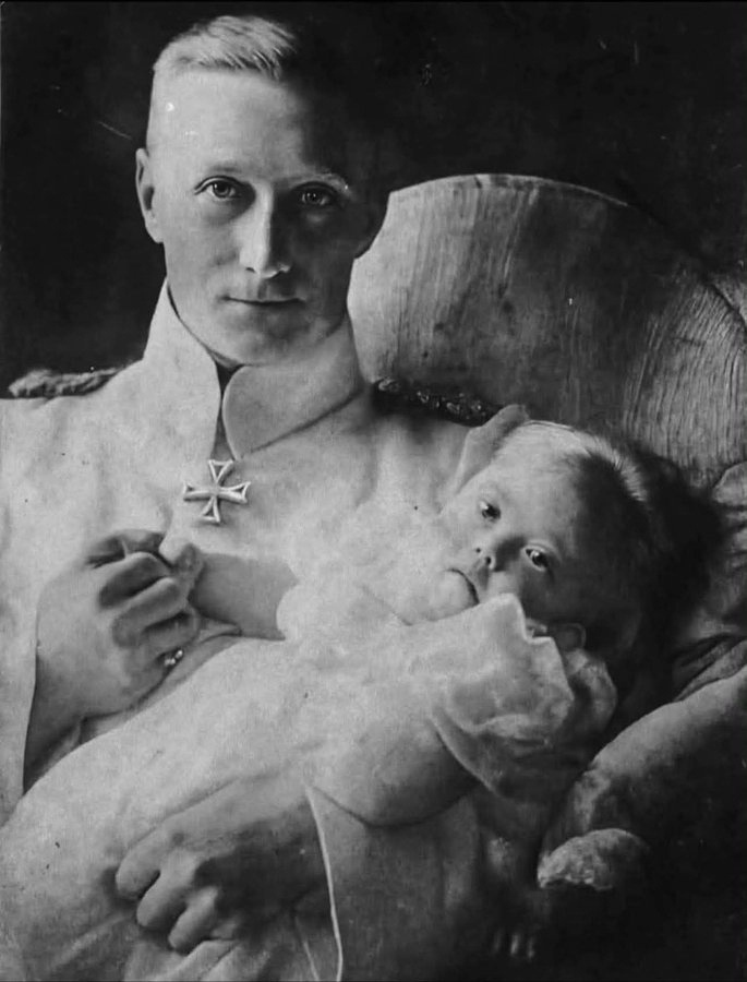 Принц Вильгельм с дочерью. 