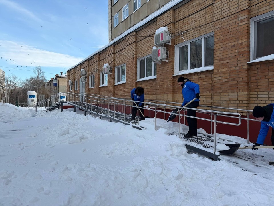    Активисты взялись за лопаты в рамках акции "Снежный десант" / Фото: пресс-служба реготделения партии "Единая Россия"