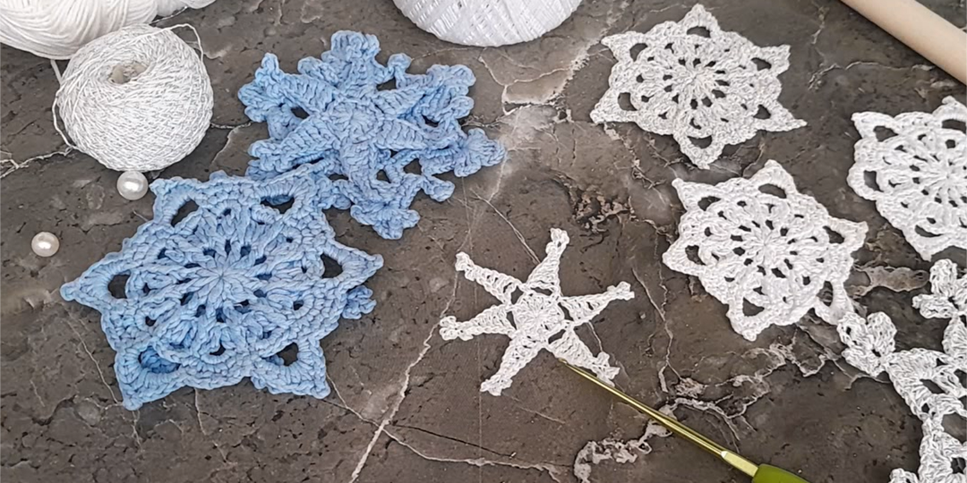 Как сделать настенное панно из вязаных снежинок. Показываю нюансы.