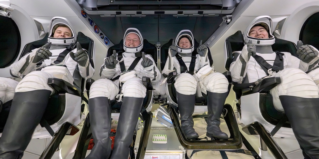 Экипаж с заболевшим астронавтом досрочно вернулся из космоса - впервые за 25 лет работы МКС