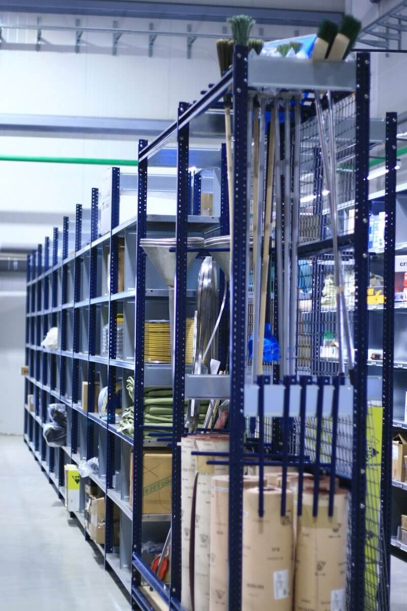 Пример полочных стеллажей для легких грузов