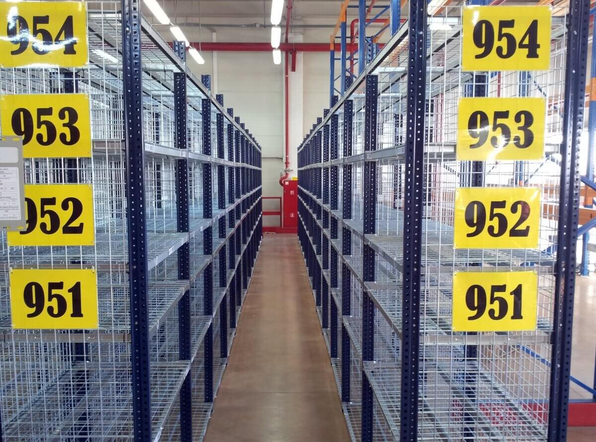 Пример исполнения полочных стеллажей для легких грузов