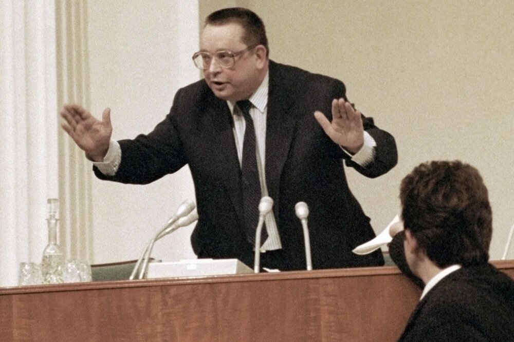    Премьер-министр СССР Валентин Павлов разговаривает с представителями шахтерских организаций, 1991 год. Фото: РИА Новости/ Юрий Абрамочкин