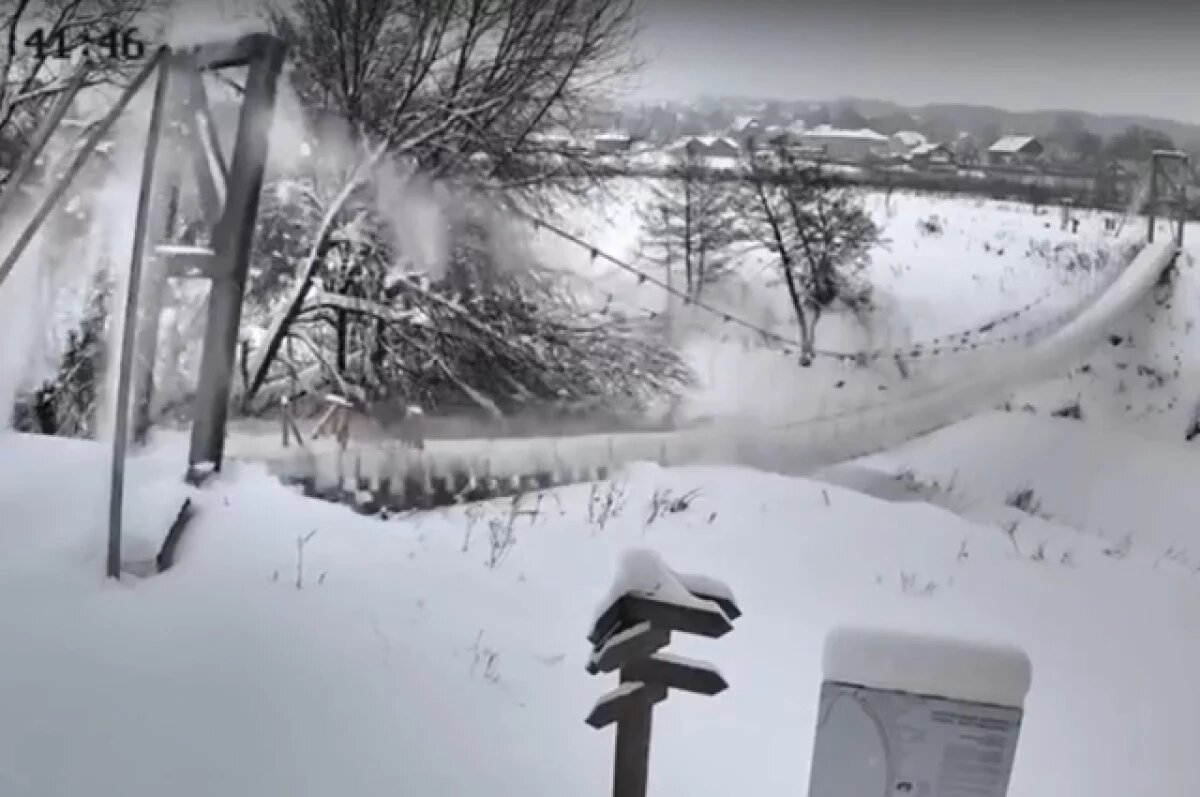    Прямо на кладбище.