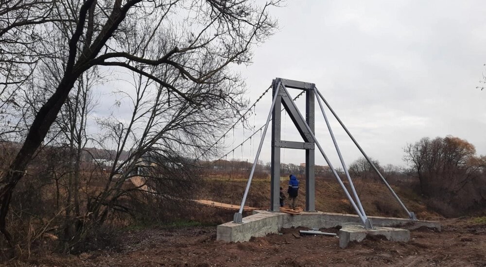    Строительство пешеходного моста в Тарусе в 2024 году. Фото: АиФ-Калуга/ Ольга Коленова