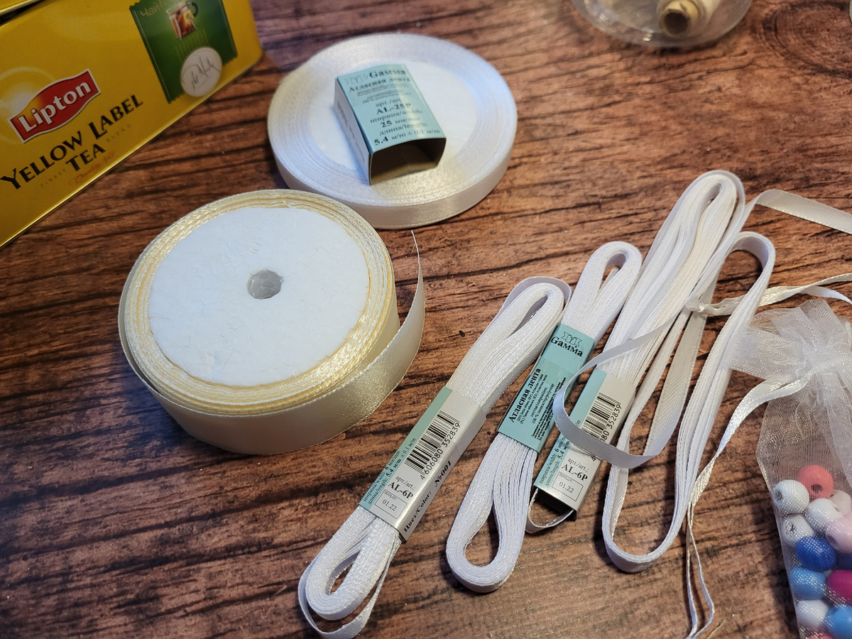 Вот такие ленты я обычно использую. Круглые бобины можно купить на ВБ или Алиэкспрессе. А моточки - из Леонардо. Фото автора - Ольги Суховой.