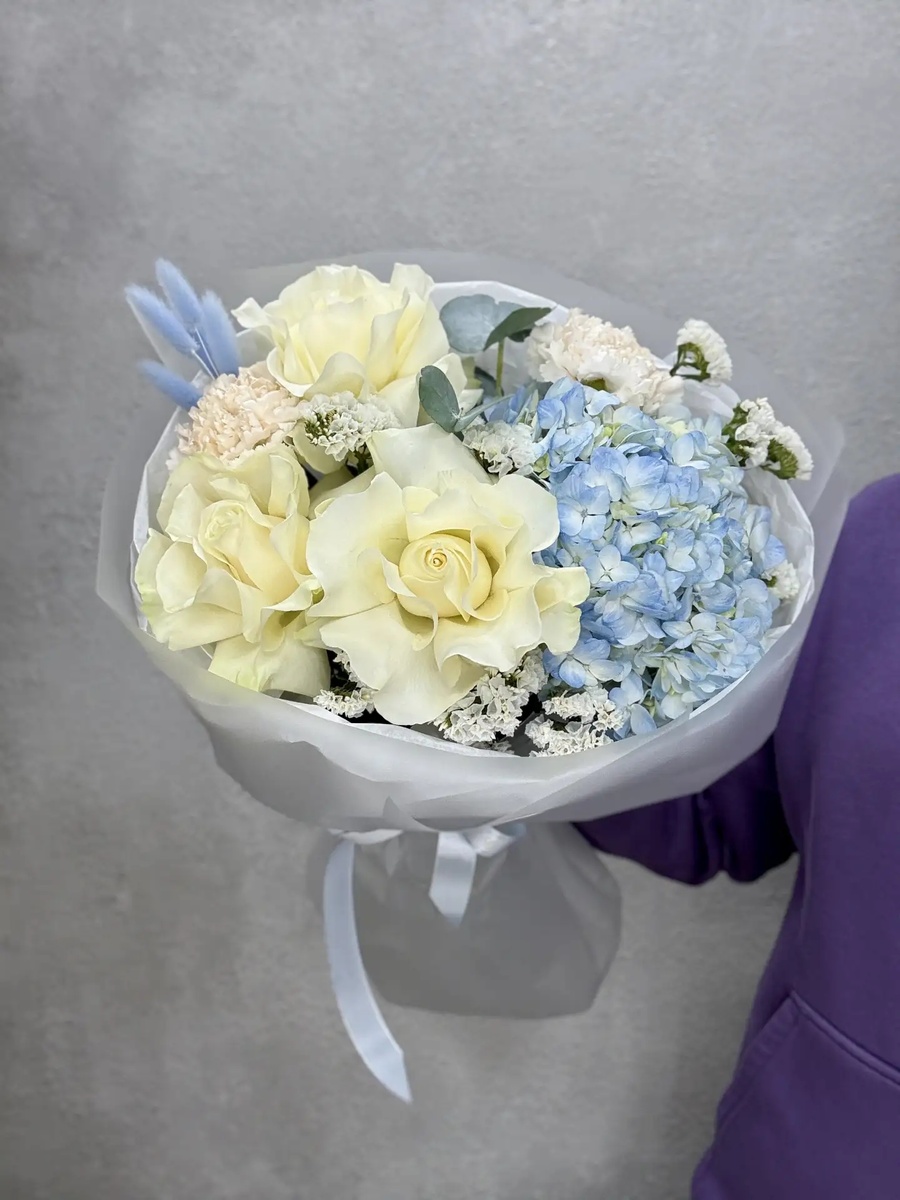 Букет с гортензией с сайта buketnaya54.ru 