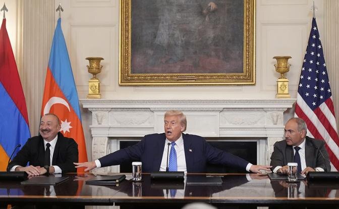 На фото: президент Азербайджана Ильхам Алиев, президент США Дональд Трамп и премьер-министр Армении Никол Пашинян (слева направо) (Фото: AP/TASS)